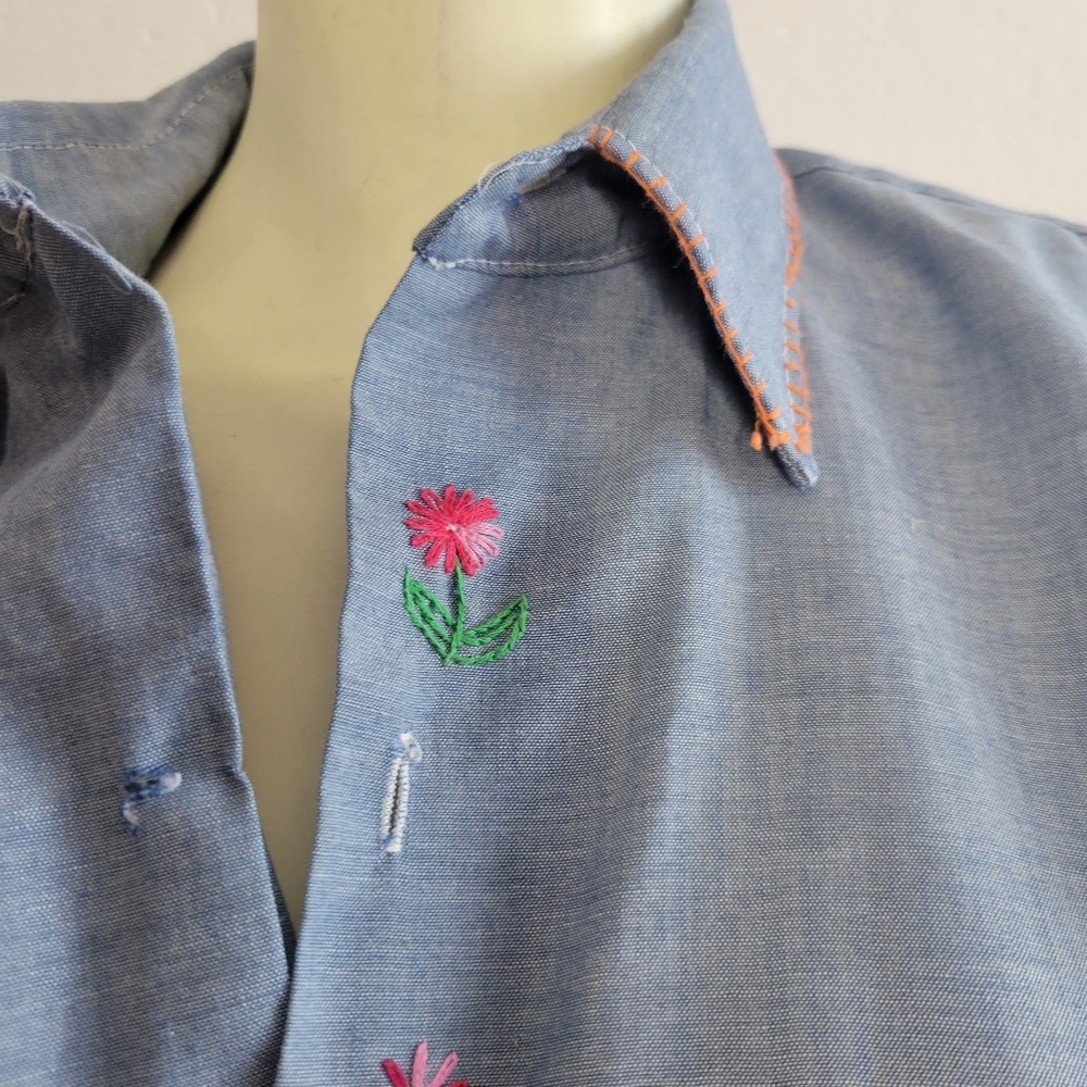 70s Chambray shirt with floral embroidery Vintage - Picture 3 of 6